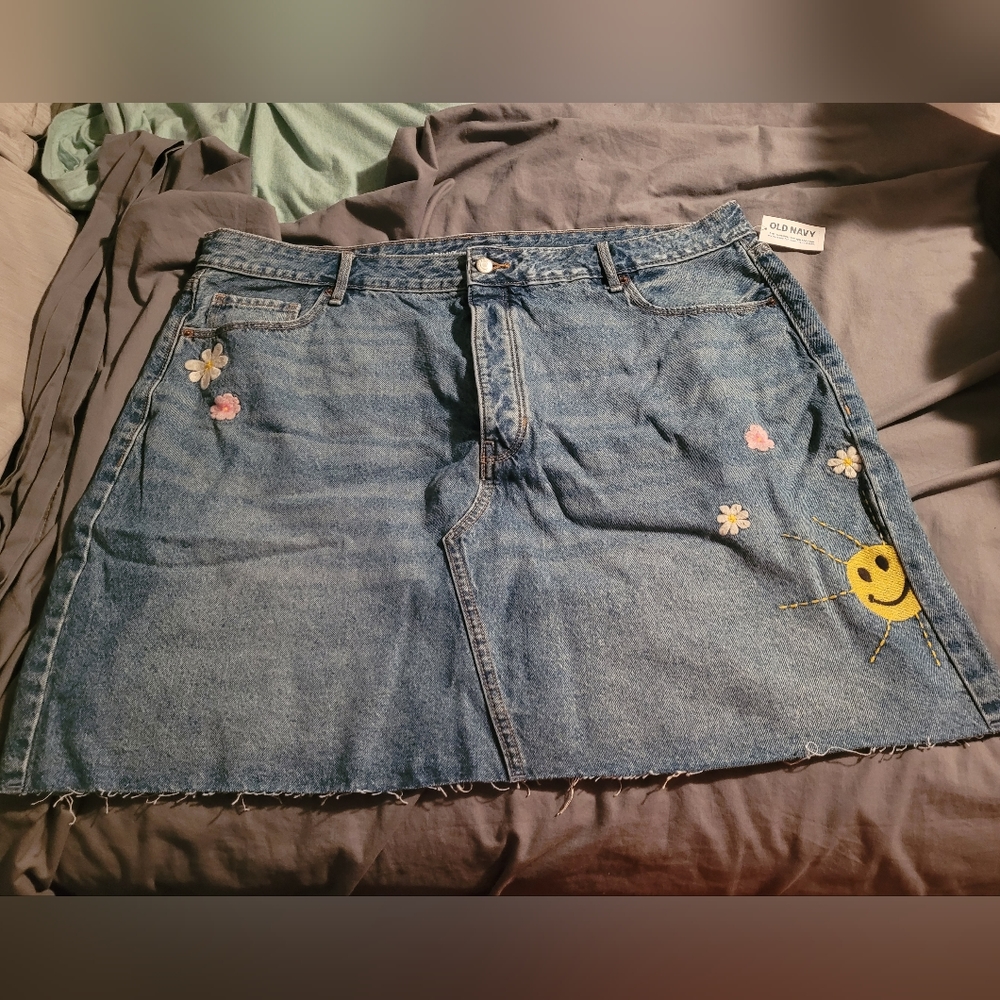NWT Old Navy embroidered denim skirt